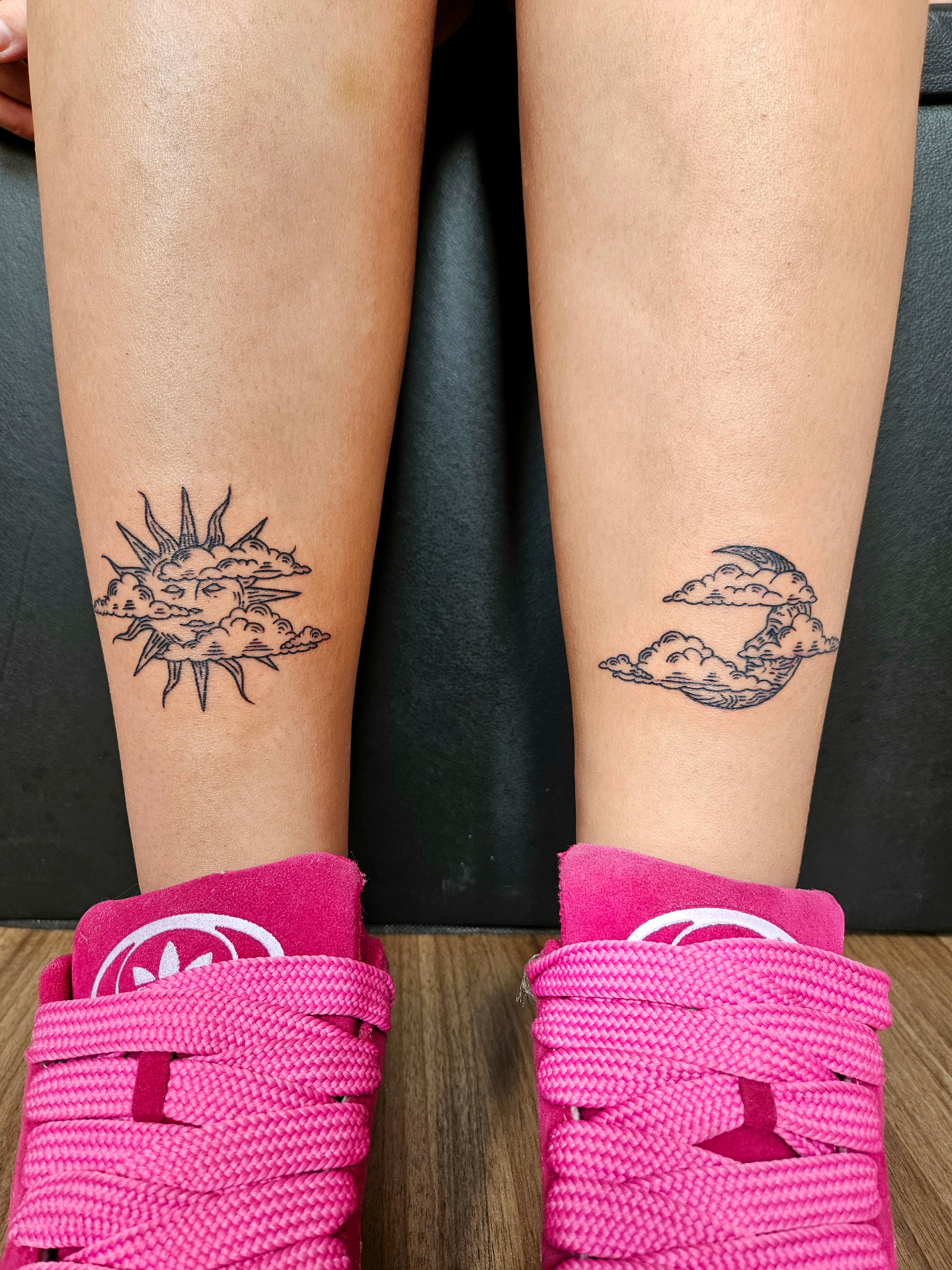Tatuagem personalizada com linhas fluidas e dotwork