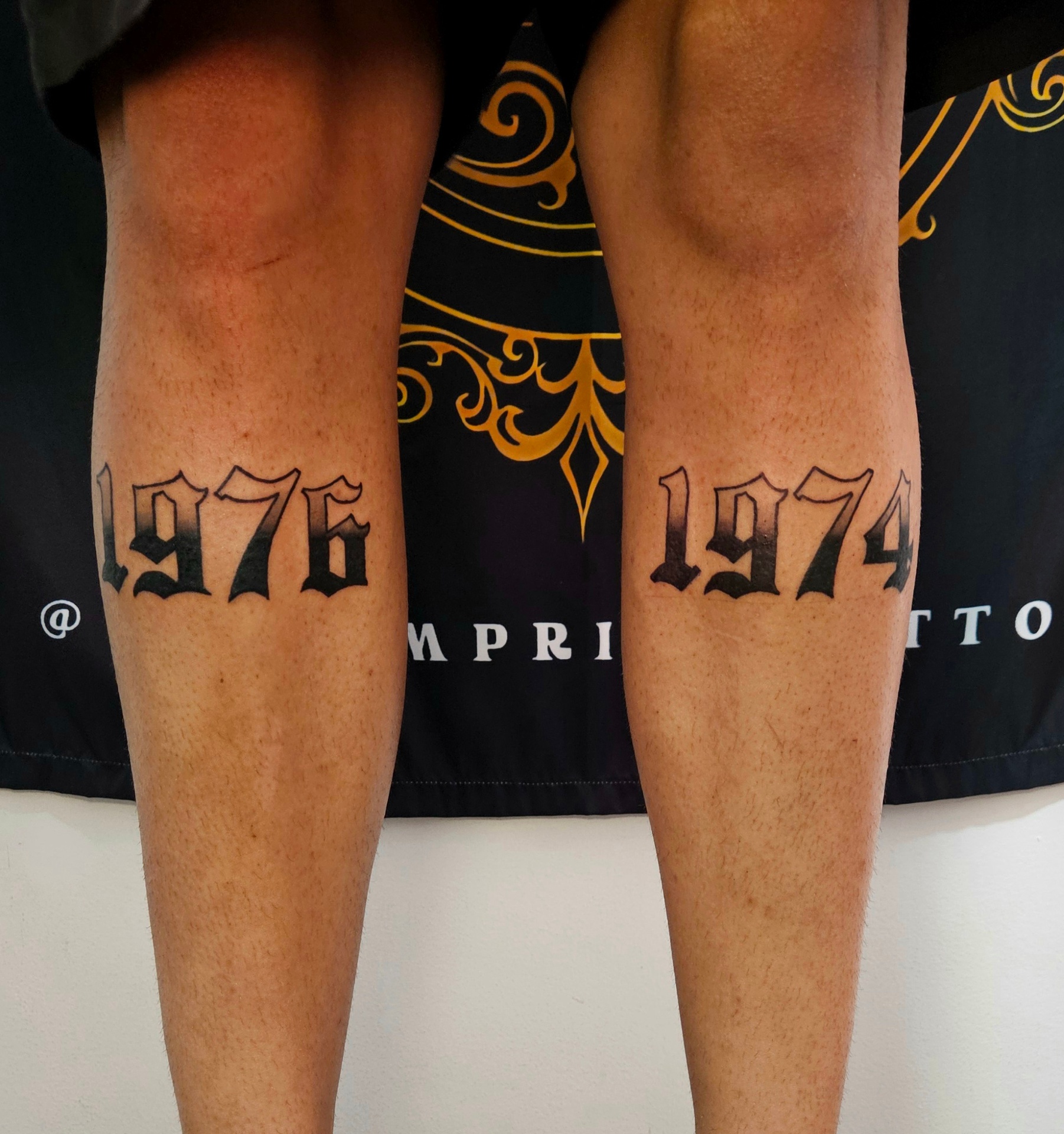 Detalhe macro de tatuagem fineline na pele