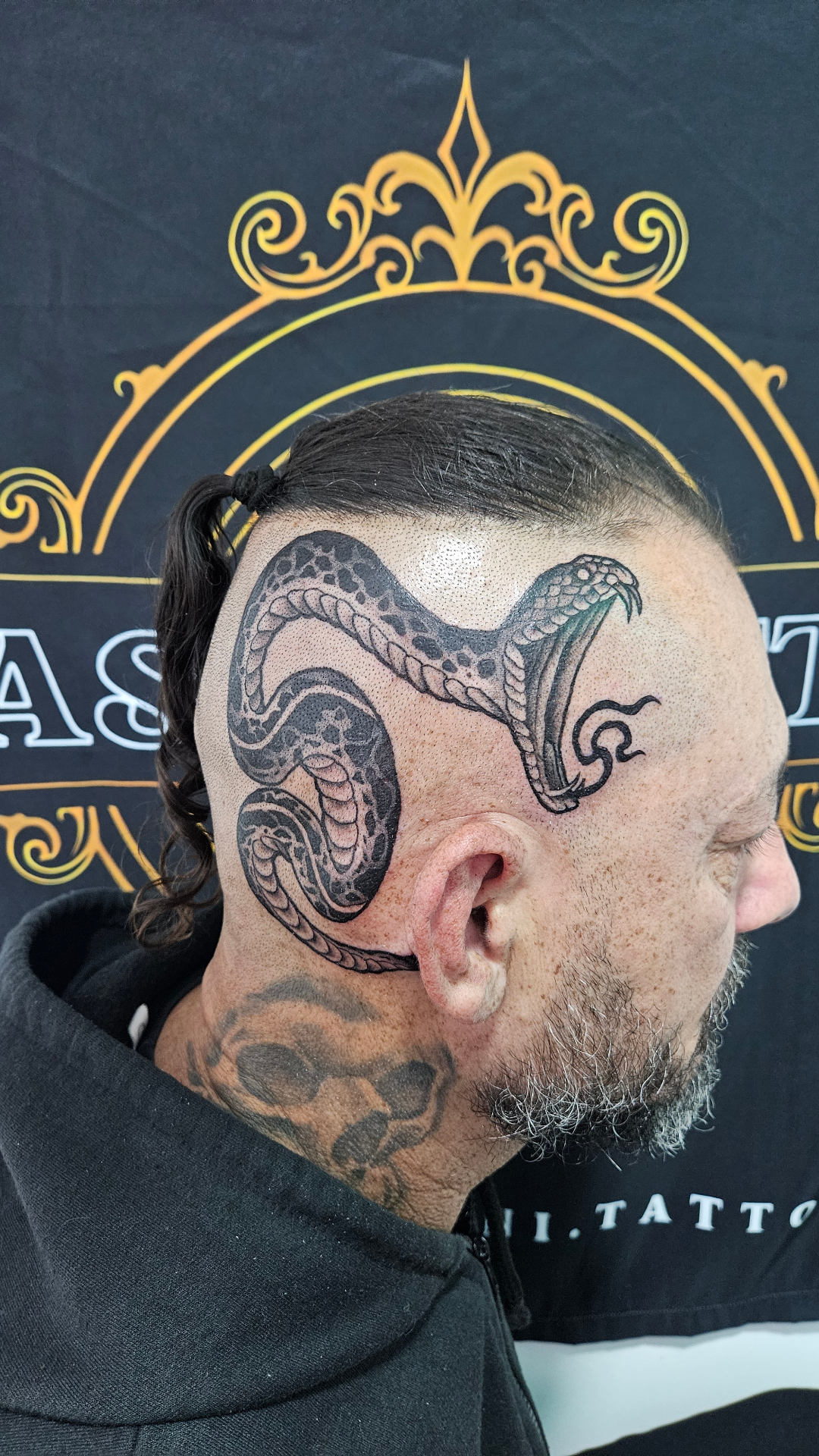 Tatuagem fineline de um pequeno pássaro em voo